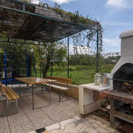 דירות Kaštela Lovely Bungalow With Parking,Garden And Bbq מראה חיצוני תמונה