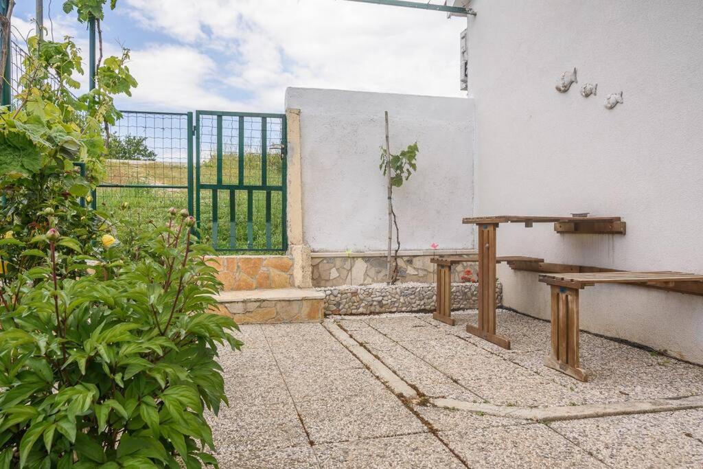 דירות Kaštela Lovely Bungalow With Parking,Garden And Bbq מראה חיצוני תמונה