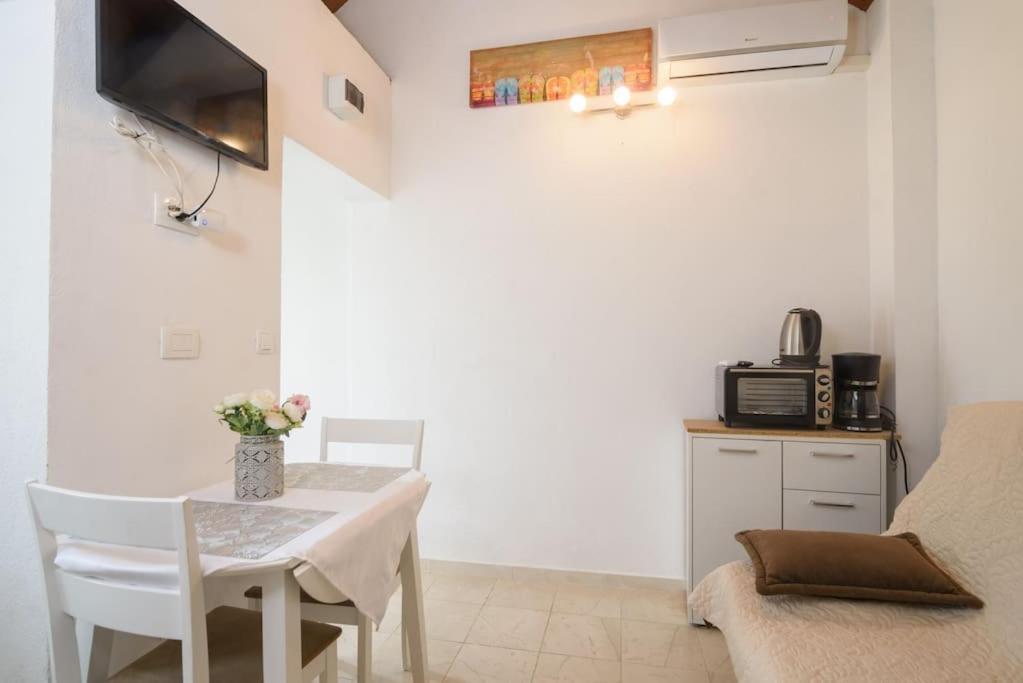 דירות Kaštela Lovely Bungalow With Parking,Garden And Bbq מראה חיצוני תמונה