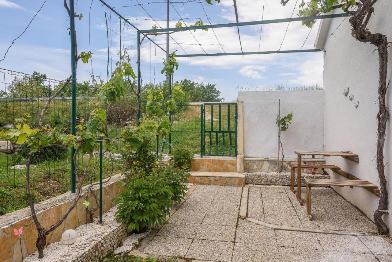 דירות Kaštela Lovely Bungalow With Parking,Garden And Bbq מראה חיצוני תמונה