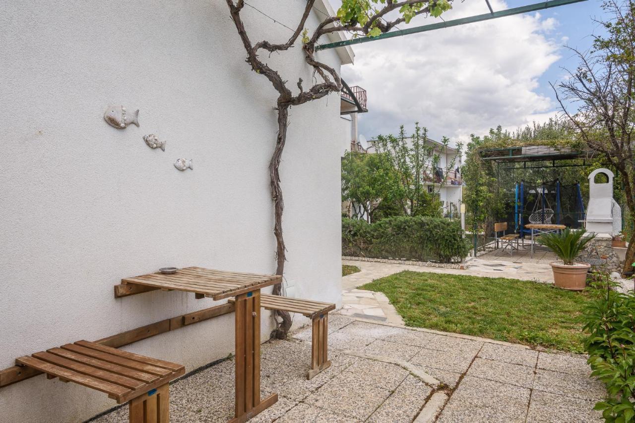 דירות Kaštela Lovely Bungalow With Parking,Garden And Bbq מראה חיצוני תמונה