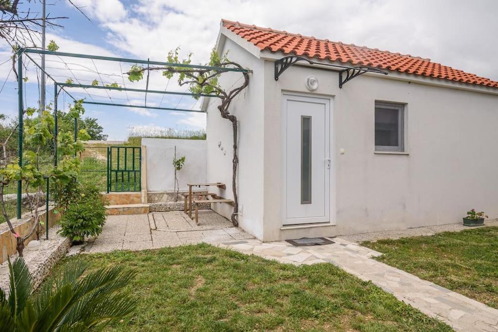 דירות Kaštela Lovely Bungalow With Parking,Garden And Bbq מראה חיצוני תמונה