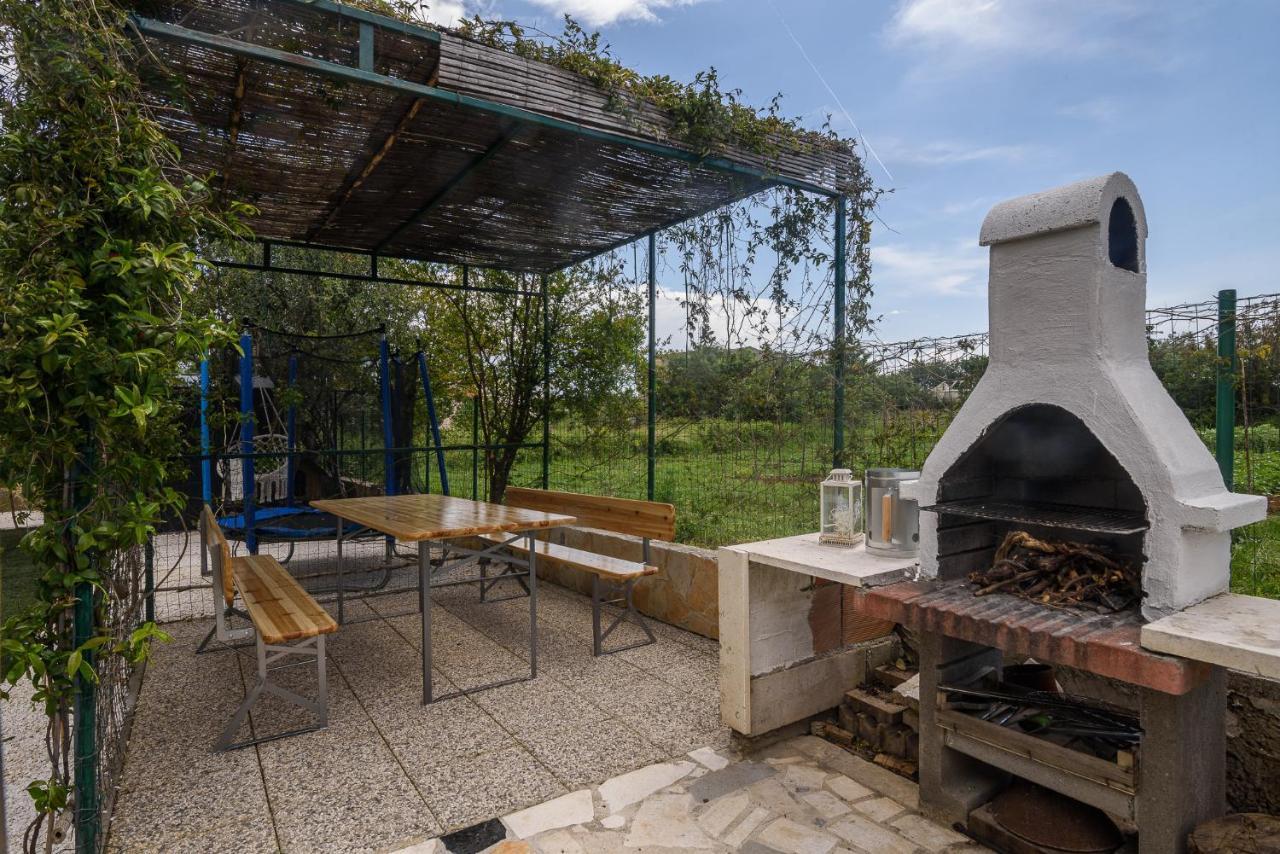 דירות Kaštela Lovely Bungalow With Parking,Garden And Bbq מראה חיצוני תמונה