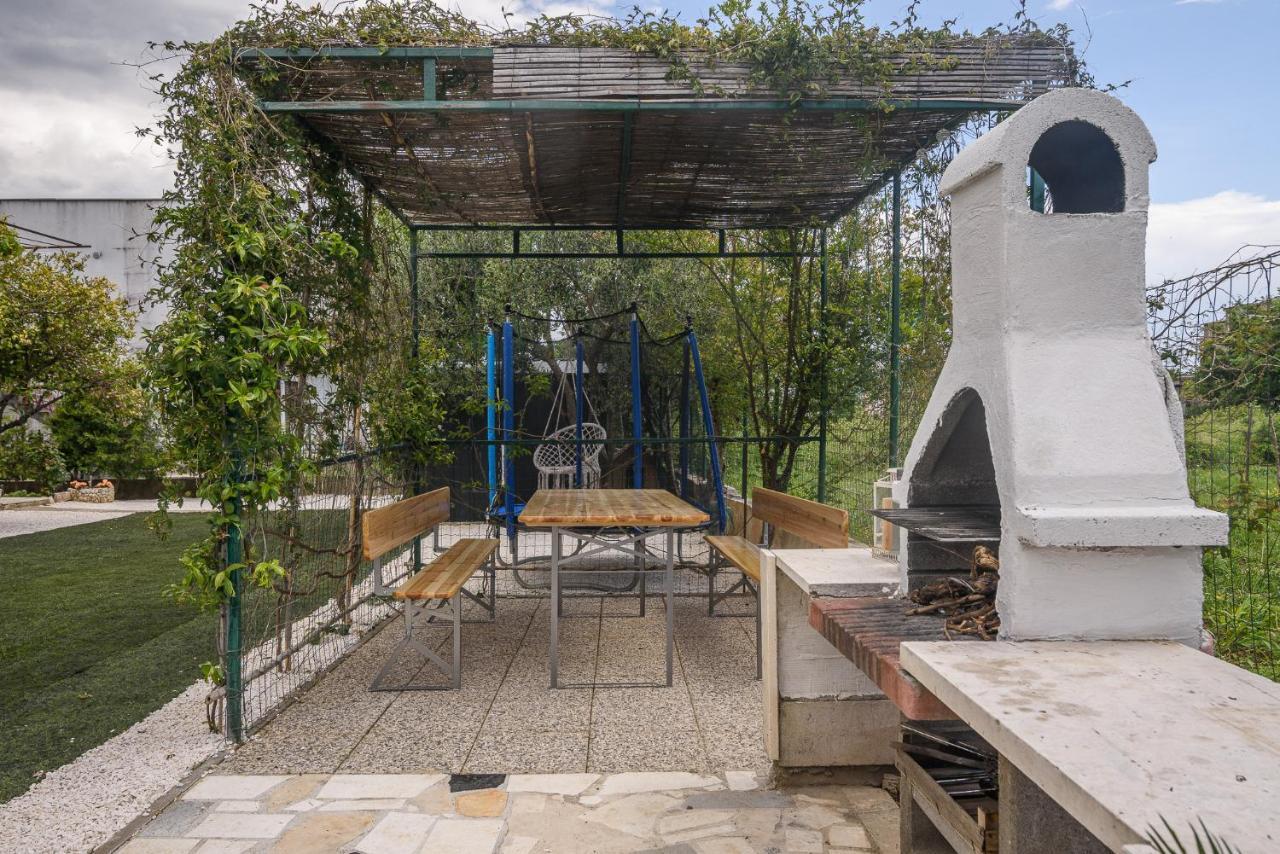 דירות Kaštela Lovely Bungalow With Parking,Garden And Bbq מראה חיצוני תמונה