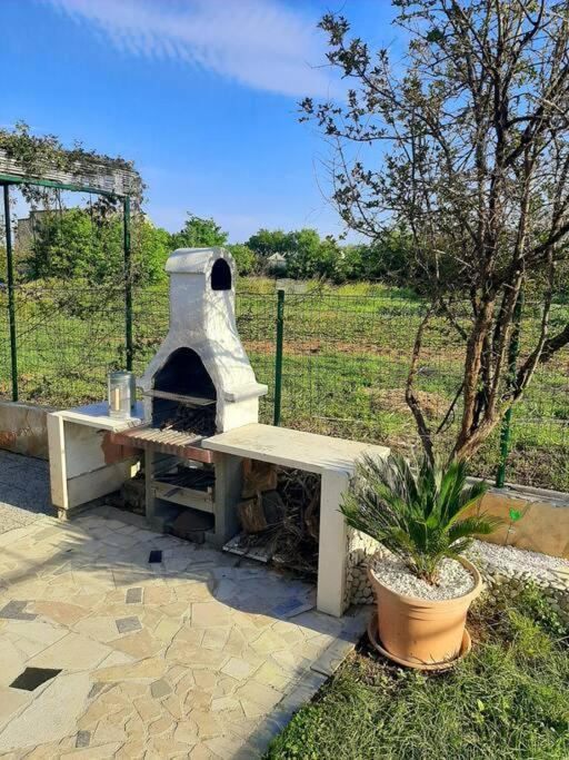 דירות Kaštela Lovely Bungalow With Parking,Garden And Bbq מראה חיצוני תמונה